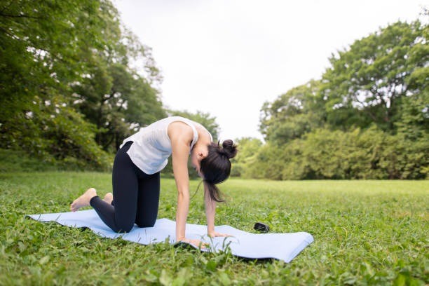 yoga untuk nyeri haid, gerakan yoga haid, pose yoga menstruasi, redakan kram haid, tips yoga ibu muda, olahraga aman saat menstruasi, yoga wanita aktif